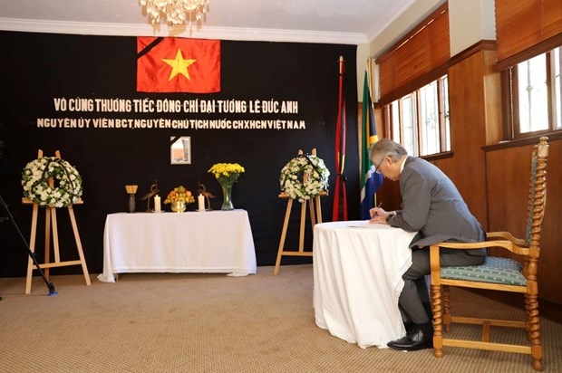 le vieng va mo so tang nguyen chu tich nuoc le duc anh tai tha i lan nam phi va ha lan