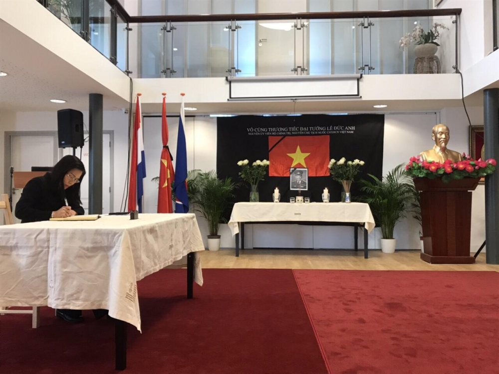 le vieng va mo so tang nguyen chu tich nuoc le duc anh tai tha i lan nam phi va ha lan