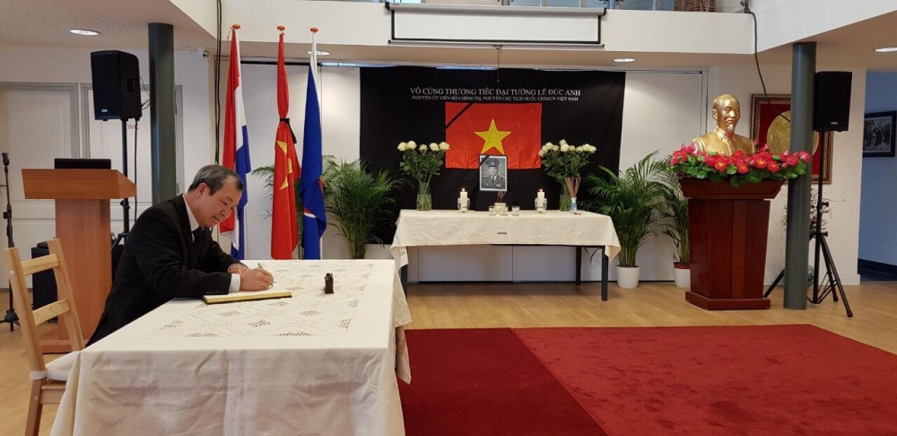 le vieng va mo so tang nguyen chu tich nuoc le duc anh tai tha i lan nam phi va ha lan