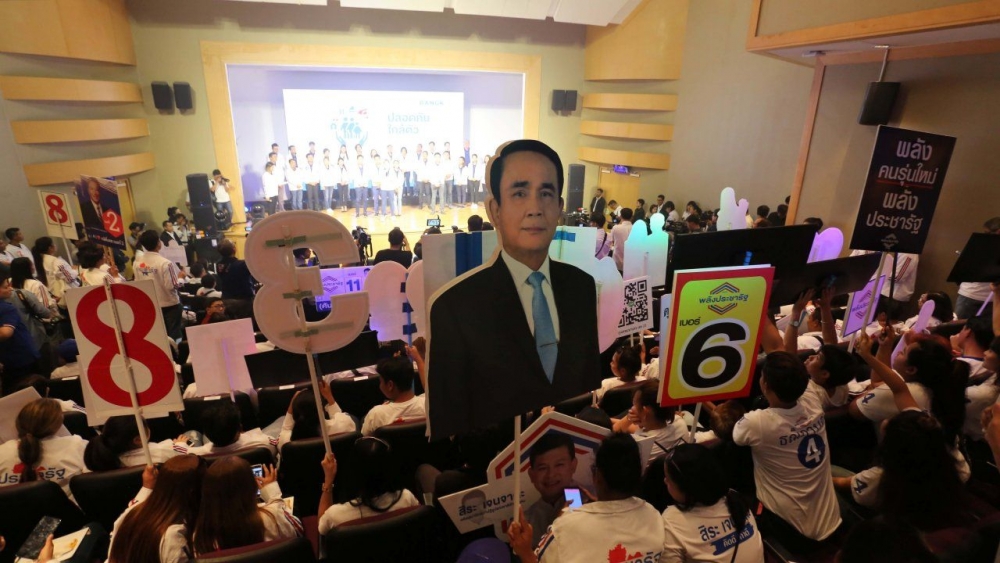 thai lan phe dan chu muon hy sinh quyen chi dinh thu tuong