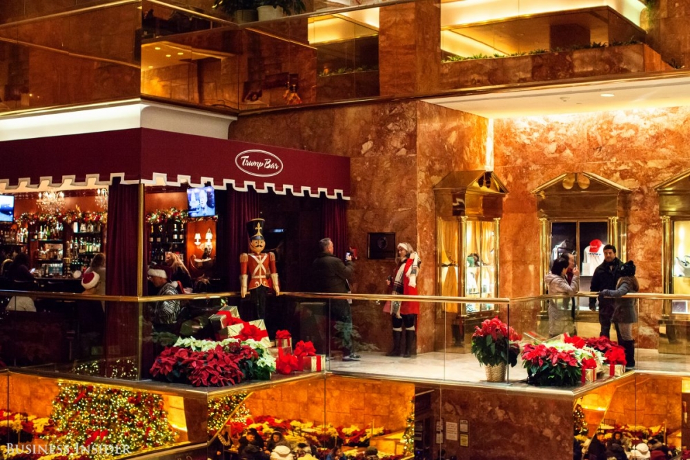 kha m pha da i ba n doanh cu a de che bat dong san donald trump