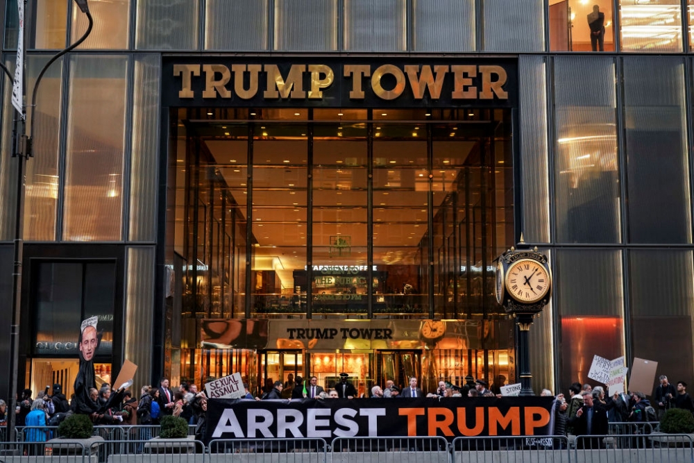 kha m pha da i ba n doanh cu a de che bat dong san donald trump