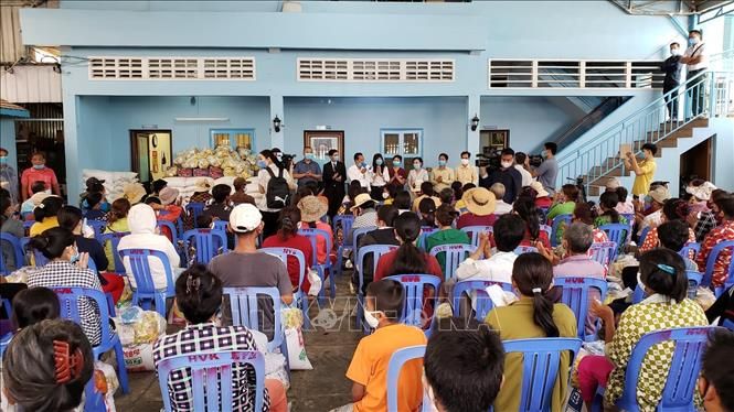 Trao 430 suất quà cho gia đình người gốc Việt tại Campuchia bị ảnh hưởng bởi dịch Covid-19 trao 430 suat qua cho cac gia dinh nguoi goc viet tai campuchia bi anh huong boi dich covid 19
