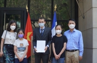 nguoi viet tai nga don nhan lo khau trang y te do chinh phu viet nam gui tang