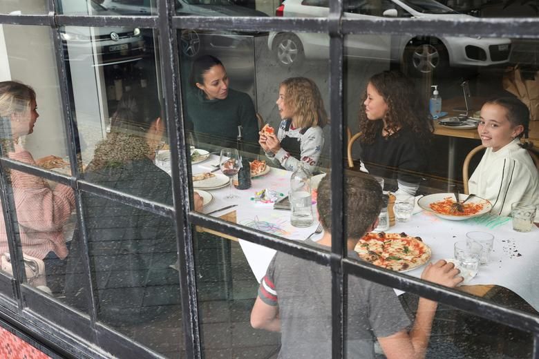 dich covid 19 cac nuoc noi long cach ly xa hoi nguoi dan tranh thu bung lua