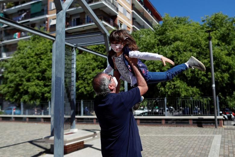 dich covid 19 cac nuoc noi long cach ly xa hoi nguoi dan tranh thu bung lua