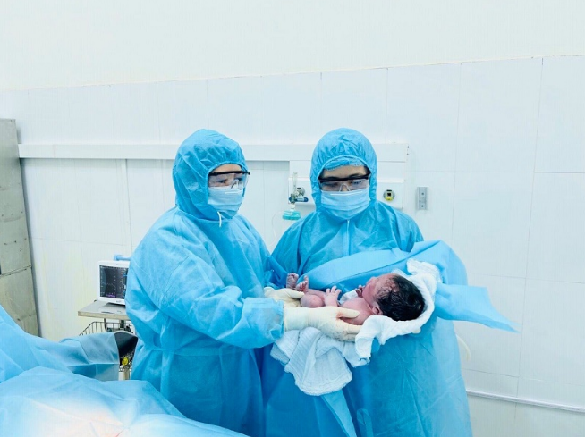 TTƯT. BSCKII Hoàng Thị Nguyệt, Giám đốc BV trực tiếp tham gia phẫu thuật và thăm khám cho em bé sau sinh.