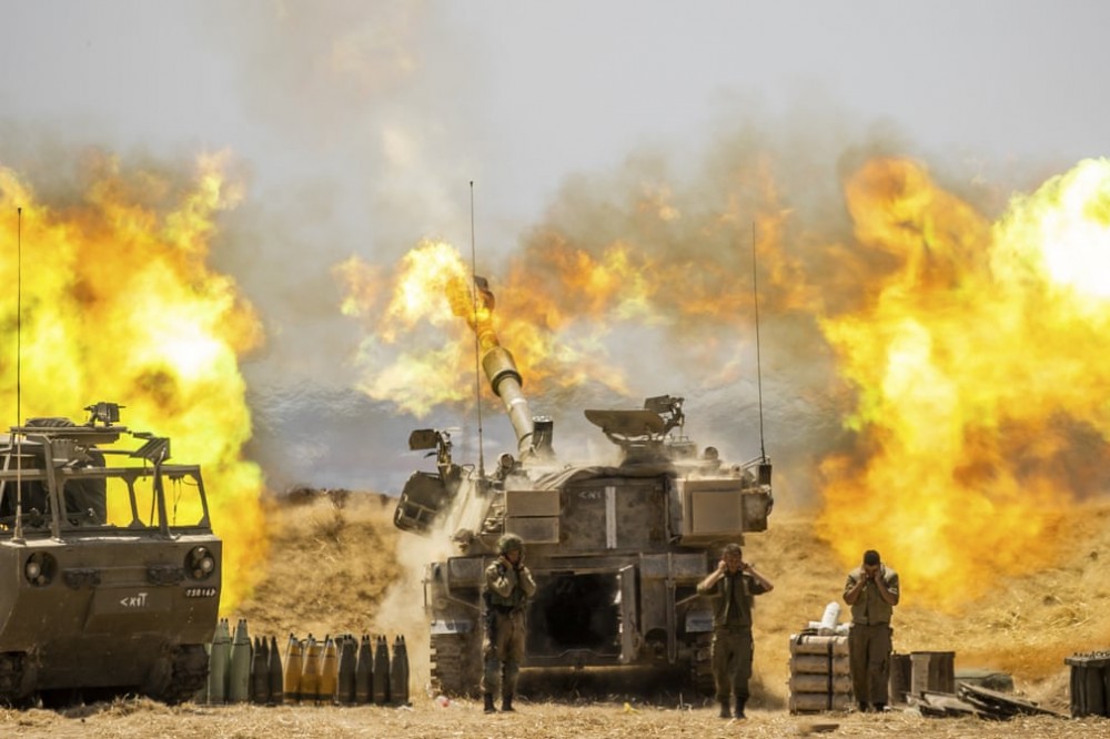 Một đơn vị pháo binh của Israel bắn vào các mục tiêu ở Gaza Ảnh: Yonatan Sindel / AP