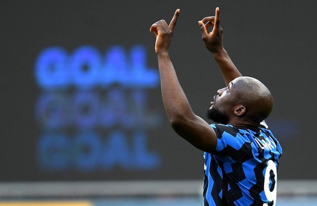 Lukaku ghi bàn gỡ hòa 1-1 cho Inter.