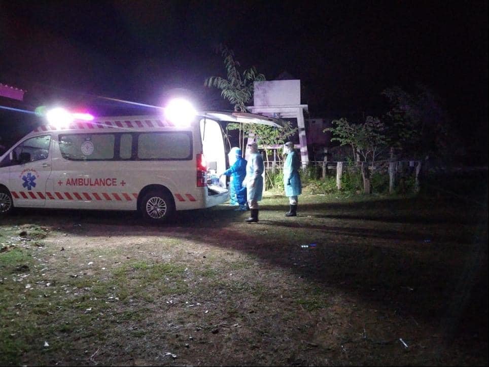 Các chuyên gia y tế Việt Nam cấp cứu ca bệnh COVID-19 tại Bệnh viện Phonthong.    Ảnh: Đoàn công tác của Bộ Y tế từ Lào gửi về