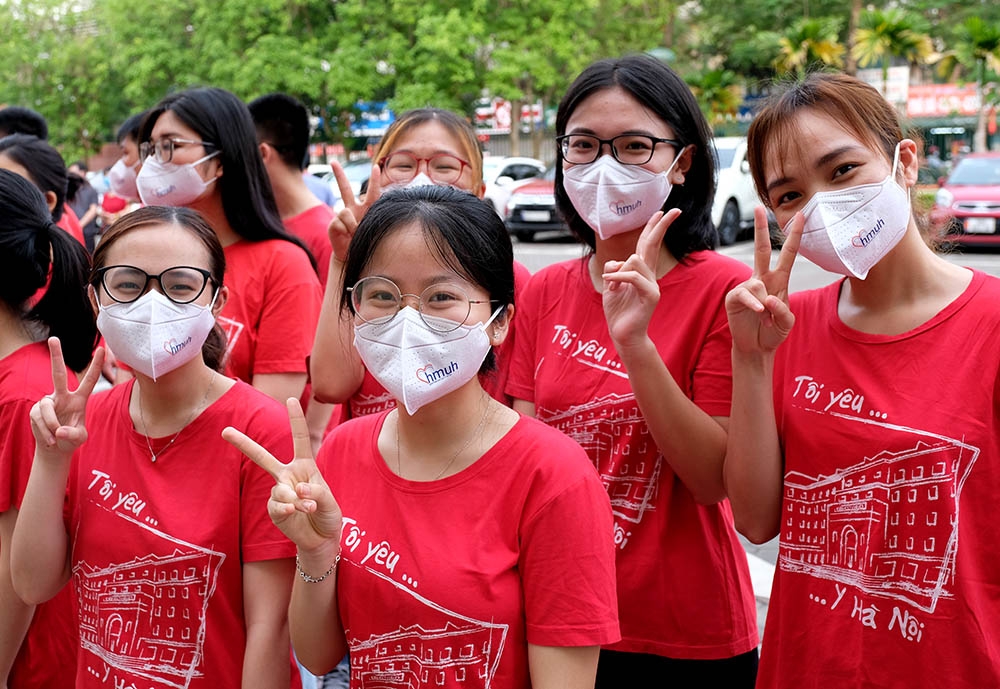 Niềm vui được cống hiến sức trẻ, trí tuệ cho công cuộc phòng chống dịch của các sinh viên Trường Đại học Y Hà Nội trước khi về Bắc Ninh      Ảnh: Trần Minh
