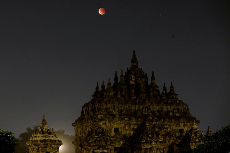 Cảnh tượng ngoạn mục, hiếm gặp của 'siêu trăng máu' trên khắp thế giới