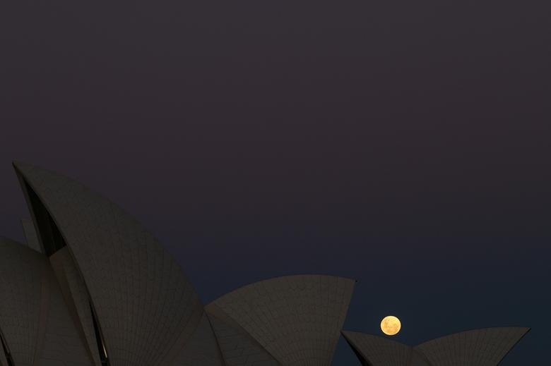 Cảnh tượng ngoạn mục, hiếm gặp của 'siêu trăng máu' trên khắp thế giới