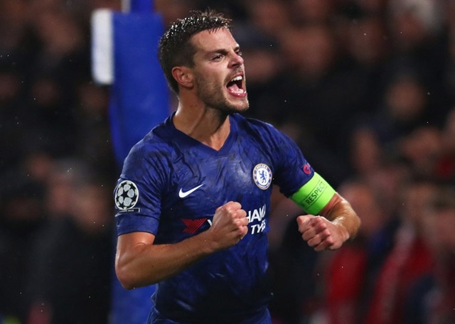 Azpilicueta thi đấu đầy quả cảm trước Man City.