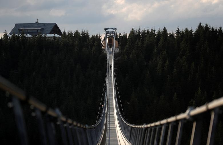 Vẻ phấn khích của du khách khi bước trên trên cây cầu treo dài nhất thế giới