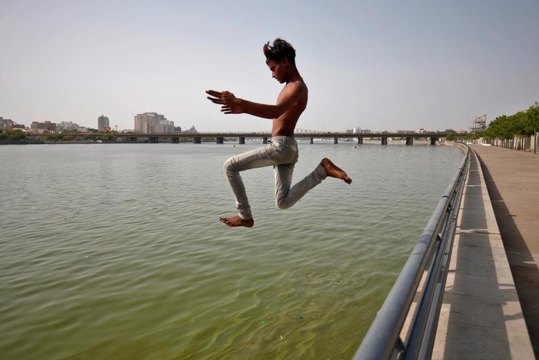 Hình ảnh người dân Ấn Độ giữa đợt nắng nóng kỷ lục