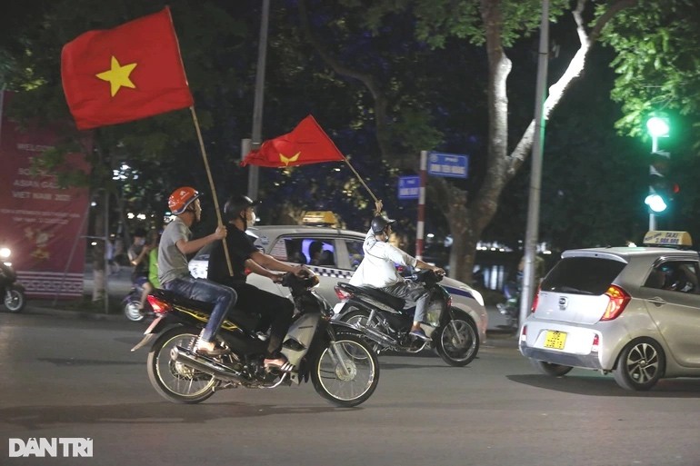 Người hâm mộ đổ về khu vực hồ Gươm ăn mừng sau chiến thắng của U23 Việt Nam trước U23 Malaysia (Ảnh: Thế Hưng).