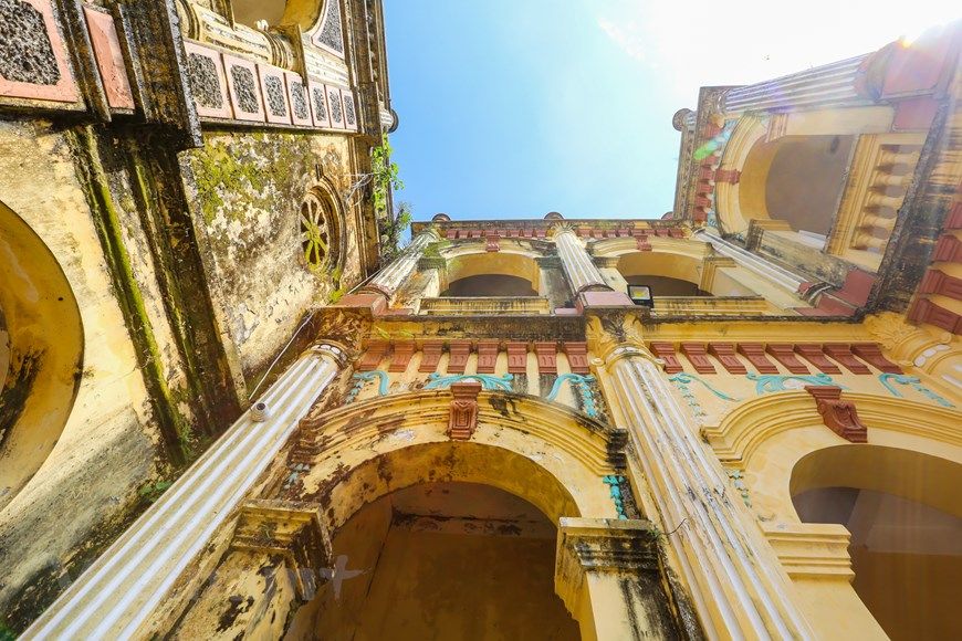 kham pha biet thu lon nhat thi tran bac ha cua vua meo