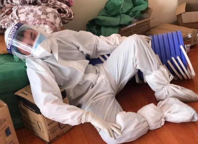 Covid-19: Nhói lòng hình ảnh y, bác sĩ kiệt sức trong bộ đồ bảo hộ vì nắng nóng