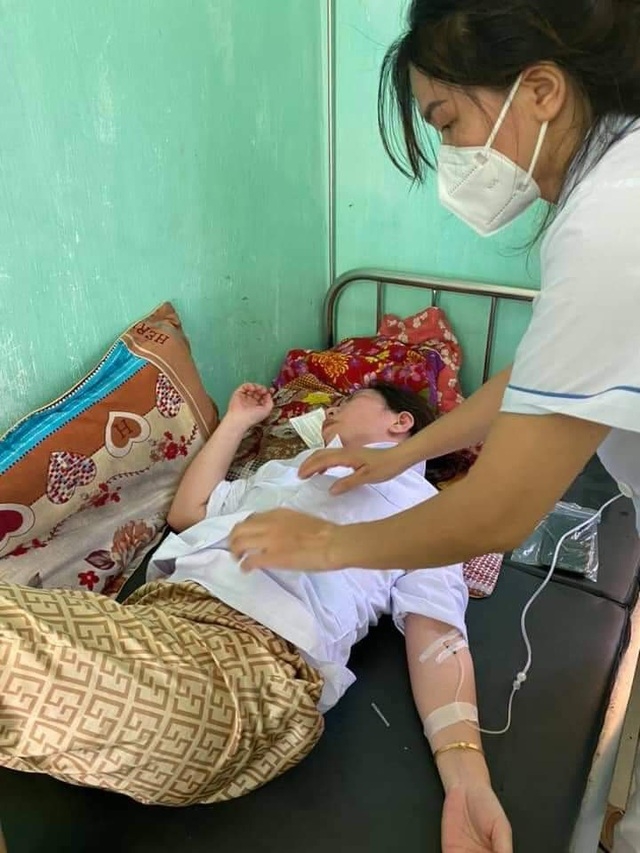 Covid-19: Nhói lòng hình ảnh y, bác sĩ kiệt sức trong bộ đồ bảo hộ vì nắng nóng