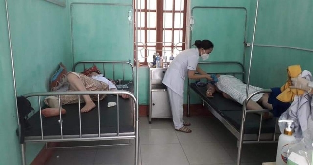 Covid-19: Nhói lòng hình ảnh y, bác sĩ kiệt sức trong bộ đồ bảo hộ vì nắng nóng