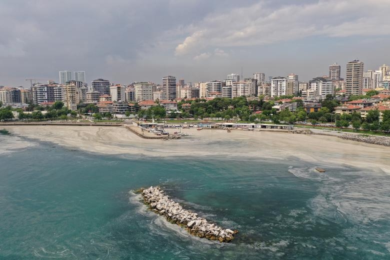 Hình ảnh 'thảm họa' chất nhầy bùng phát tại bờ biển Thổ Nhĩ Kỳ