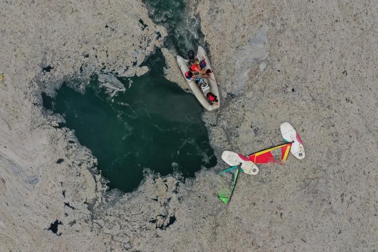 Hình ảnh 'thảm họa' chất nhầy bùng phát tại bờ biển Thổ Nhĩ Kỳ