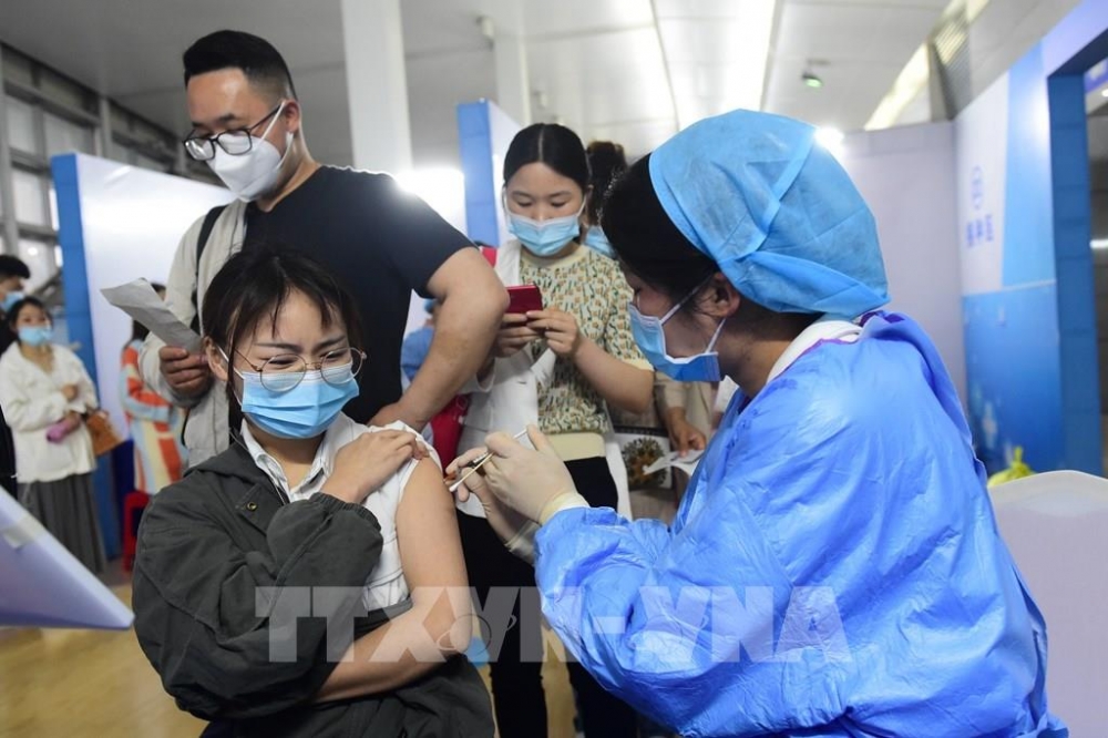 Nhân viên y tế tiêm vaccine Covid-19 cho người dân ở An Huy, Trung Quốc.