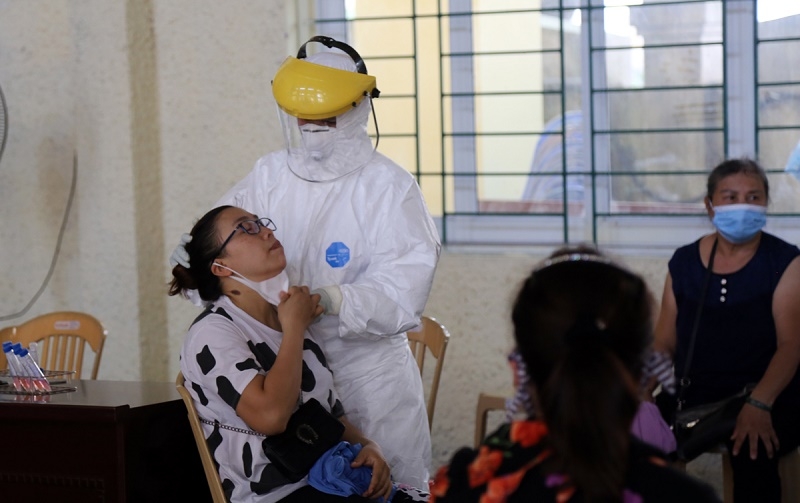 Lấy mẫu xét nghiệm sàng lọc cho các tiểu thương chợ Cốc Lếu.