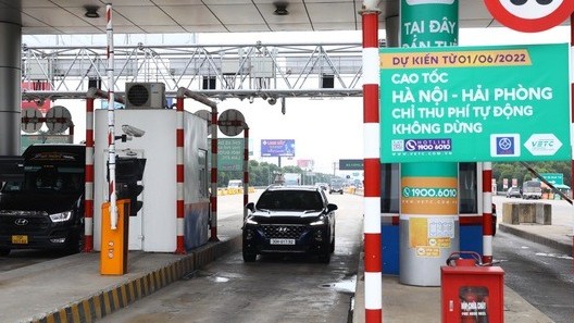 Loạt chính sách mới áp dụng từ tháng 6/2022: Bỏ yêu cầu chứng chỉ không cần thiết cho một số viên chức, cấp hộ chiếu qua mạng