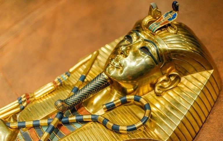 Bí mật kho báu bên trong các Kim tự tháp Ai Cập – Lăng mộ của PharaohBên trong lăng mộ Vua Tutankhamun chứa rất nhiều cổ vật bằng vàng. (Nguồn: History) Bí mật kho báu bên trong các Kim tự tháp Ai Cập – Lăng mộ của PharaohBên trong lăng mộ Vua Tutankhamun chứa rất nhiều cổ vật bằng vàng. (Nguồn: History)