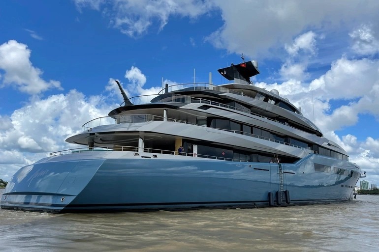 Siêu du thuyền của tỷ phú Anh lướt trên sông Hậu trưa 5/6. (Ảnh: H.T)