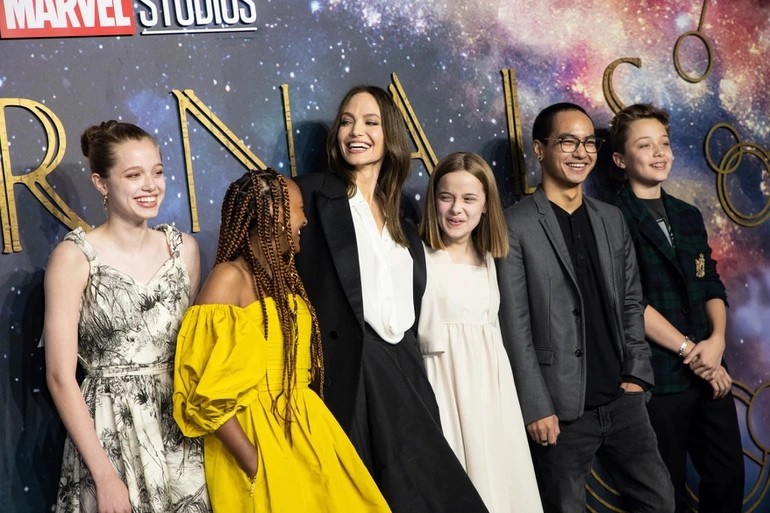 10 khoảnh khắc thần thái của Angelina Jolie