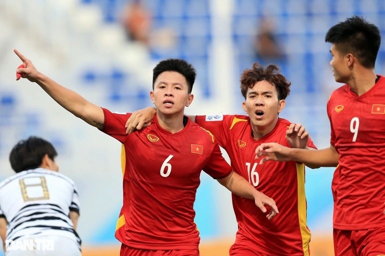 Tiến Long ăn mừng bàn thắng gỡ hòa. (Ảnh: Tuấn Duy)