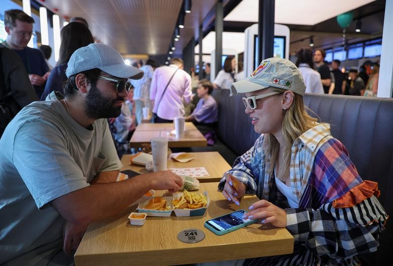 Thương hiệu đồ ăn nhanh nội địa kiếm lời khi McDonald's 'bán tháo' thương hiệu tại Nga