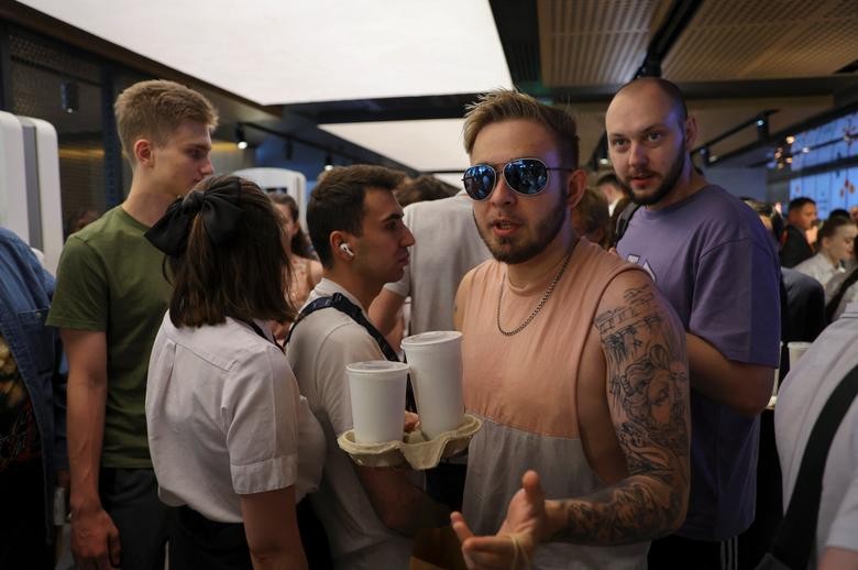 Thương hiệu đồ ăn nhanh nội địa kiếm lời khi McDonald's 'bán tháo' thương hiệu tại Nga