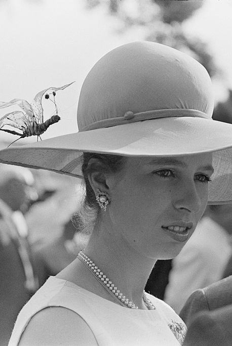 20 chiếc mũ đẹp nhất mọi thời đại của các thành viên Hoàng gia Anh