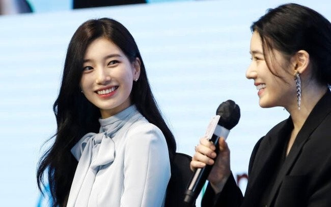 Suzy 'đọ sắc' cùng Jung Eun Chae trong họp báo phim Anna