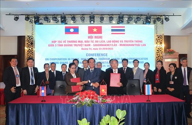 Ký kết Biên bản ký kết hợp tác giữa 3 tỉnh Quảng Trị - Savannakhet – Mukdahan.