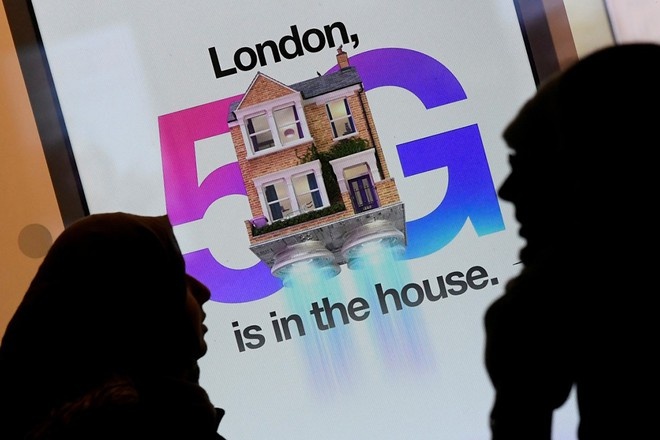Quảng cáo 5G tại một cửa hàng ở London (Anh) (Nguồn: Reuters): REUTERS lo ngai an toan thong tin anh du kien se loai bo cac thiet bi mang 5g cua huawei trong 5 nam toi