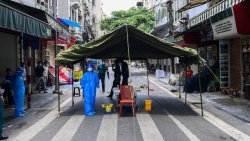 Hà Nội dựng lều dã chiến ở phố Hàng Mắm, xét nghiệm người dân phố cổ liên quan đến ca mắc Covid-19