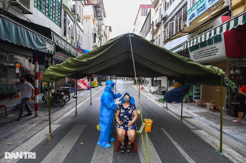 Trưa 18/7, lực lượng chức năng phường Lý Thái Tổ (Hoàn Kiếm, Hà Nội) đã phong tỏa một đoạn phố Hàng Mắm, khu vực gần số nhà 31 được xác định có 2 F0 (được CDC Hà Nội công bố dương tính SARS-CoV-2 trưa nay).