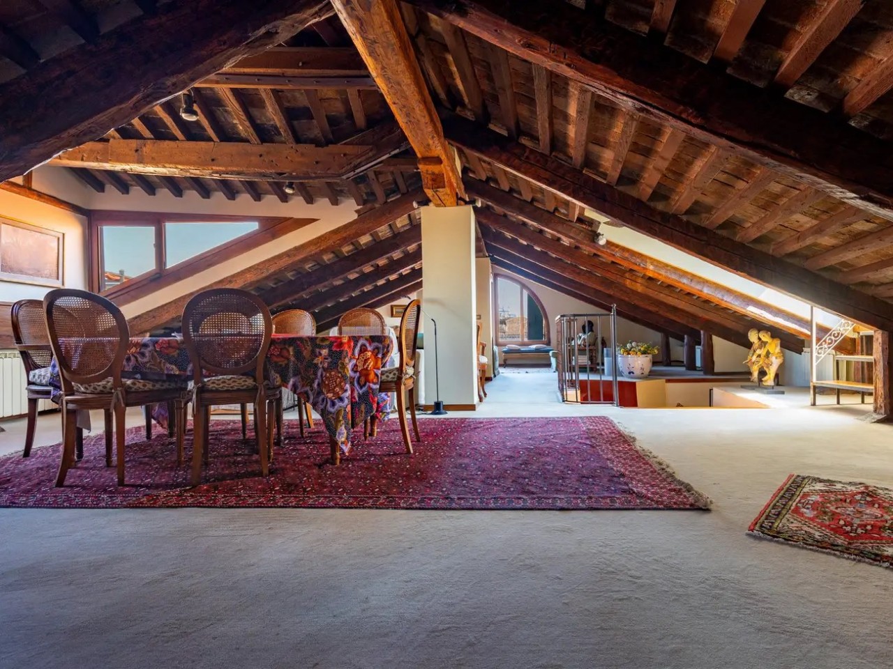 Bên trong căn hộ penthouse trị giá hơn 3 triệu USD, ở ven sông Venice