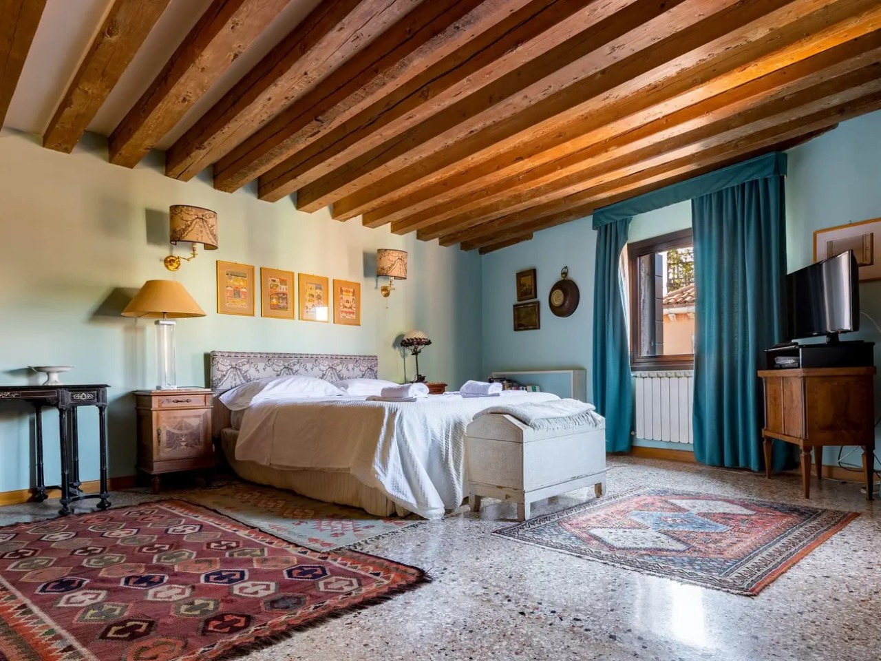 Bên trong căn hộ penthouse trị giá hơn 3 triệu USD, ở ven sông Venice