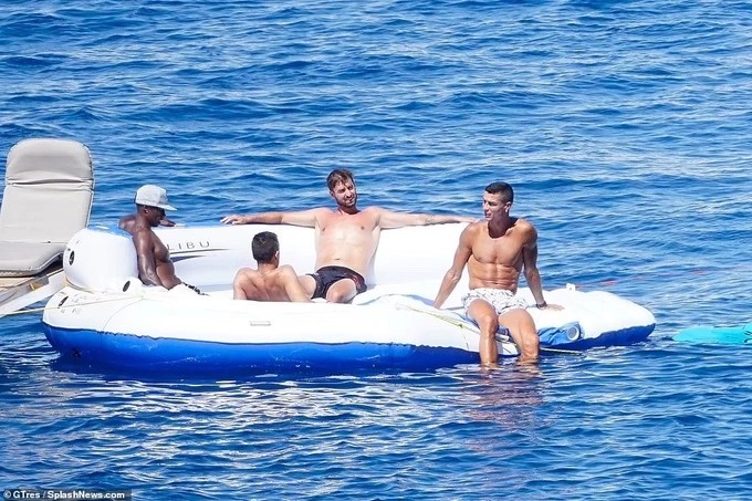 Ronaldo gặp gỡ bạn bè trong kỳ nghỉ.