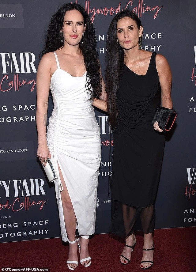 Demi Moore thon thả và duyên dáng khi sánh đôi cùng con gái