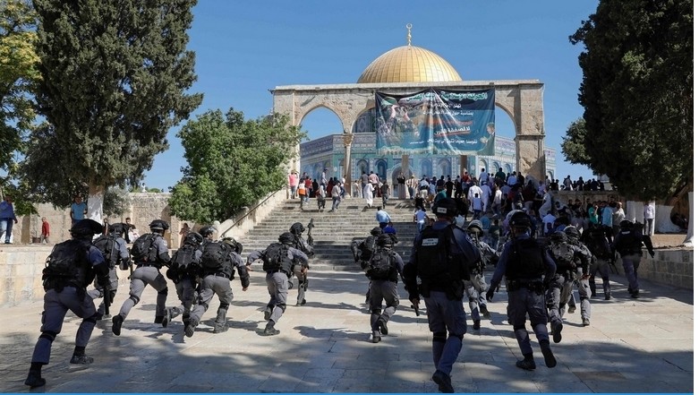 Cảnh sát Israel và người Palestine đụng độ tại đền thờ Al-Aqsa ở Jerusalem canh sat israel va nguoi palestine dung do tai den tho al aqsa o jerusalem