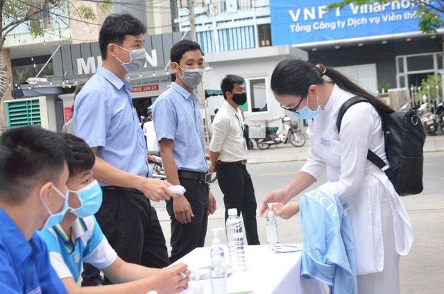 Học sinh Đà Nẵng đo thân nhiệt, sát khuẩn tay trước khi vào trường de nghi hoan thi tot nghiep thpt o nhung dia phuong dang co dich covid 19 1