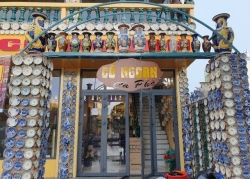 Độc đáo căn nhà được 'phủ kín' hàng nghìn món đồ cổ ở Việt Nam