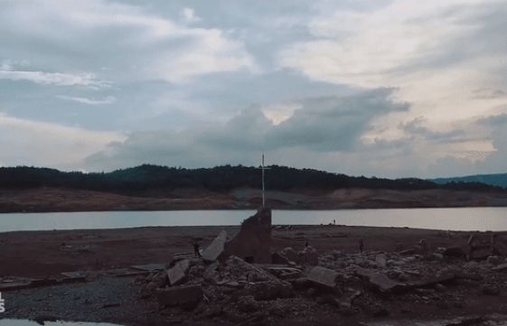 Thị trấn cổ 300 năm tuổi chìm cách đây nửa thế kỷ đột nhiên nổi lên giữa hồ ở Philippines